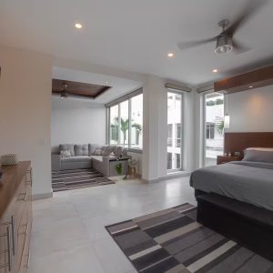 King Suite w/private lounge area