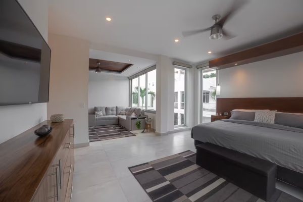 King Suite w/private lounge area
